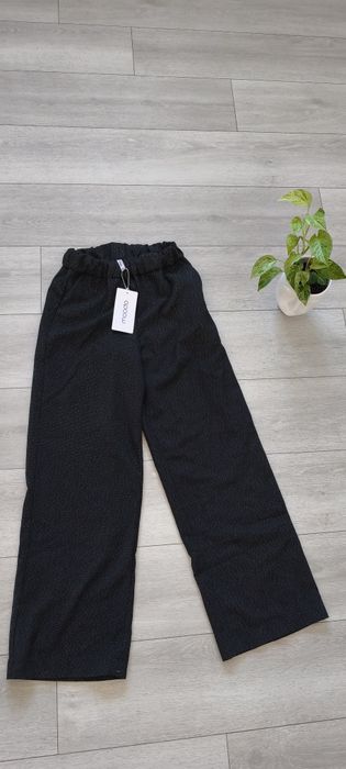 Czarne spodnie XS złota nitka nowe moodo