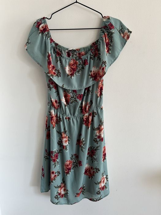 Sukienka hiszpanka z odkrytymi ramionami