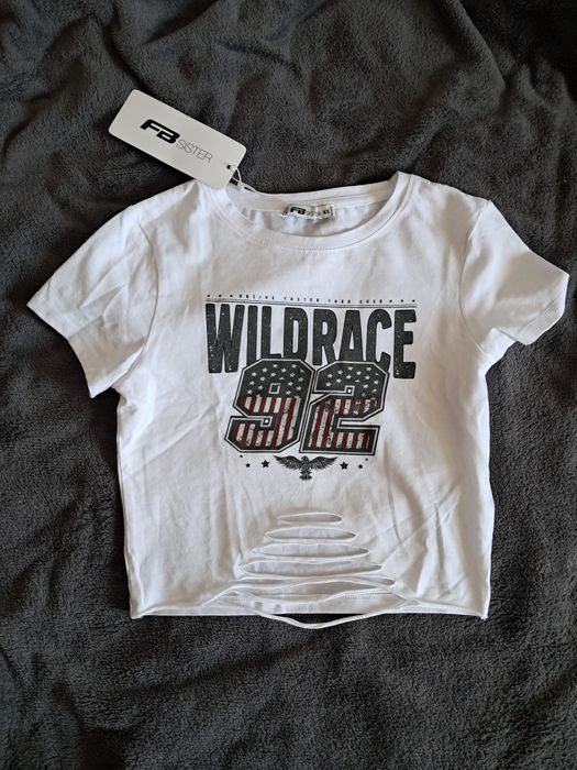 Biały top z rozcięciami