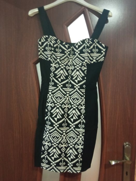 Sukienka tuba dopasowana wyszczuplajaca