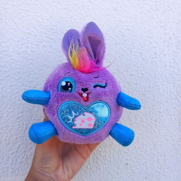 Peluche roxo com coração de queijo