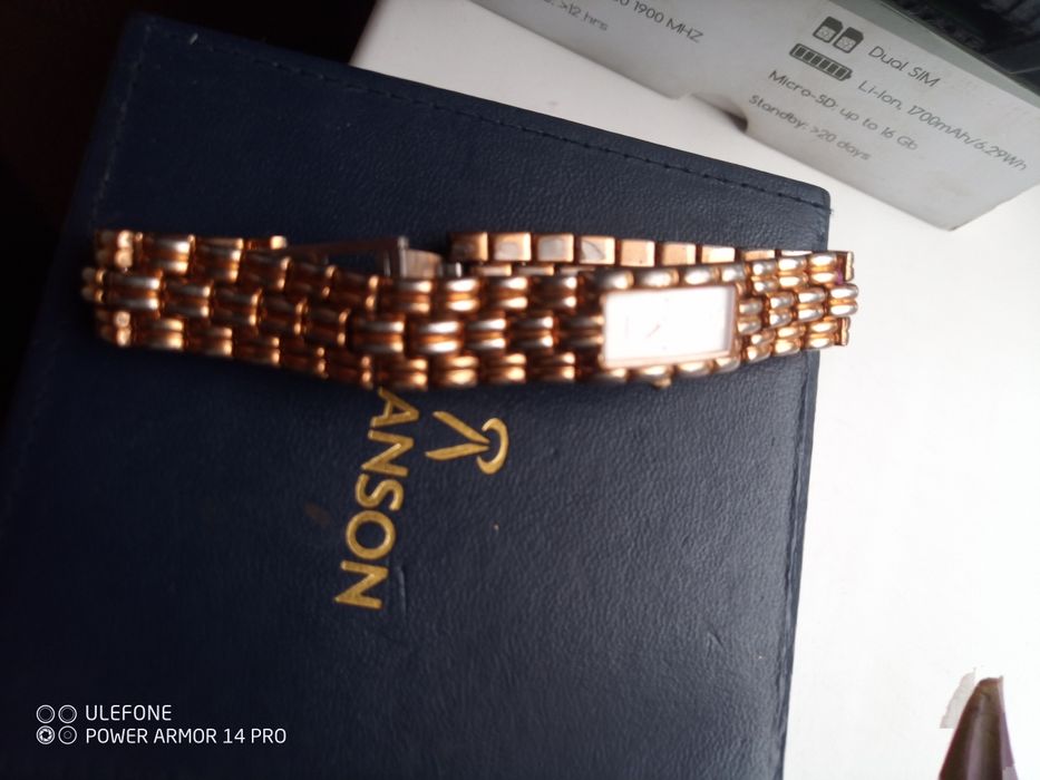 Часы наручные женские.