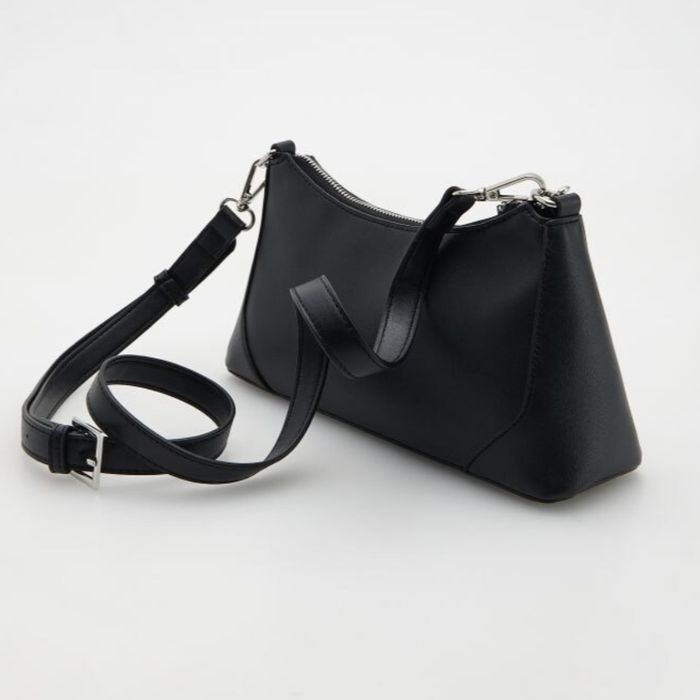 Чорна сумка Reserved у стилі y2k