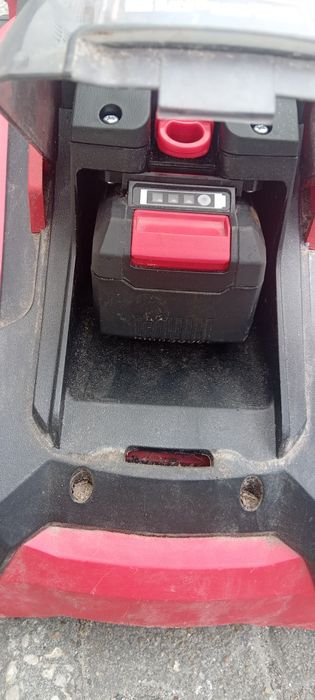 Corta relva a bateria