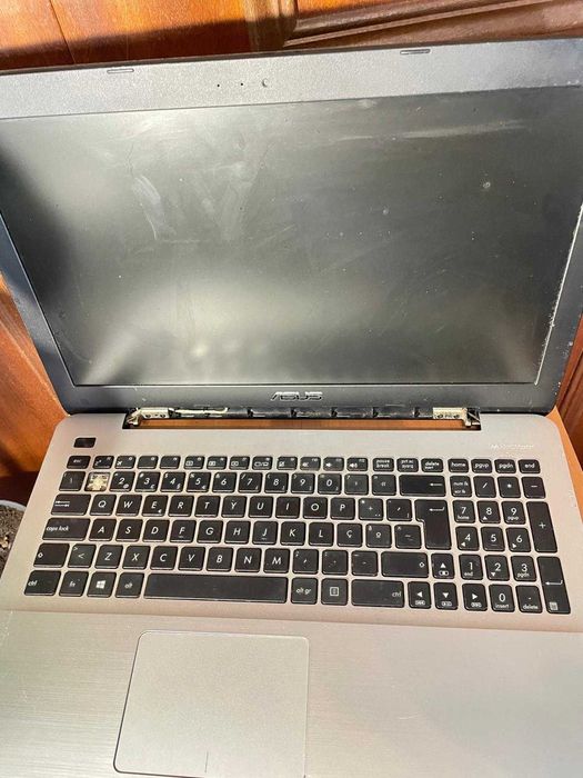 Computador Asus "X555L" a funcionar