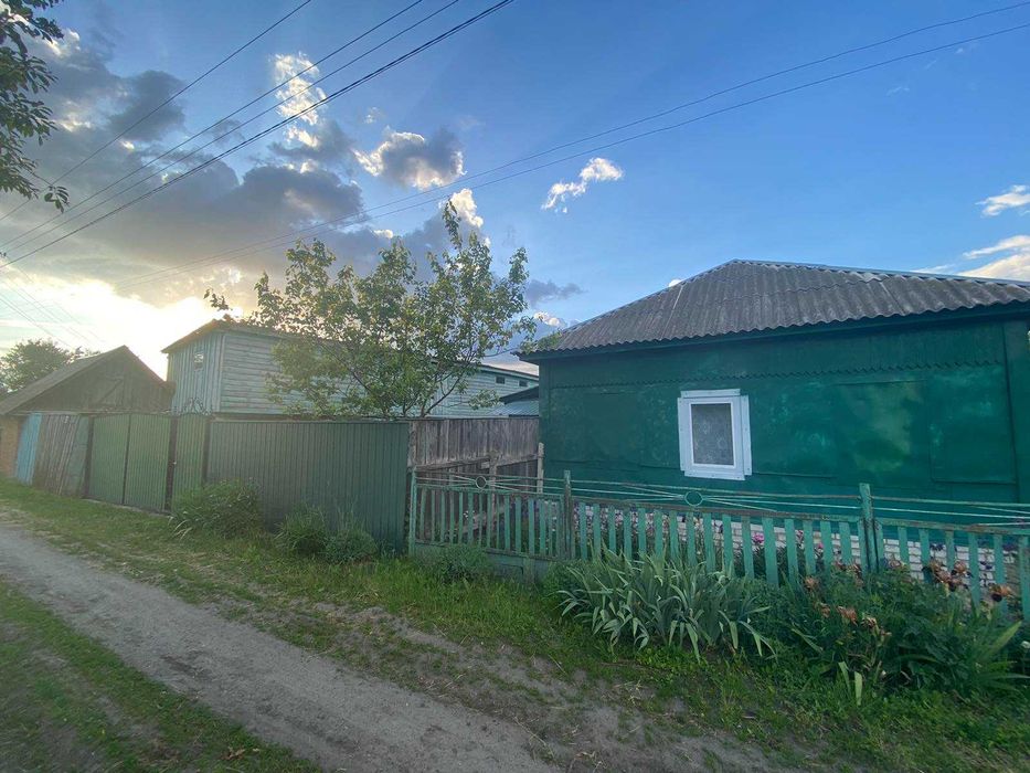 Продається будинок з господарськими спорудами