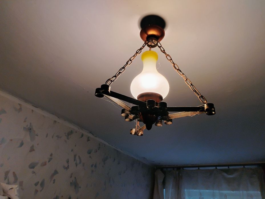 Monety, zegar, bujak, lampa.
