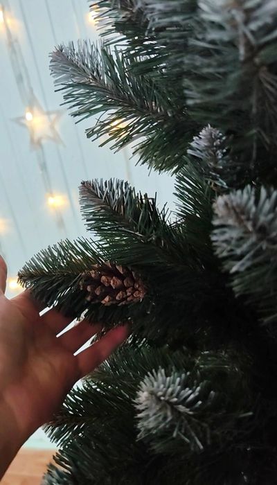 Елітна штучна ялинка з натуральними шишками від 1,30 м до 2,50 м, ПВХ, густа та пишна новорічна ялинка, білі кінчики, Україна