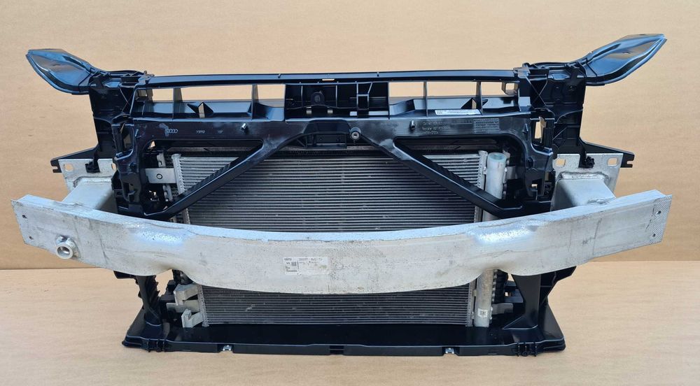 AUDI TT 8S Передня панель телевізор