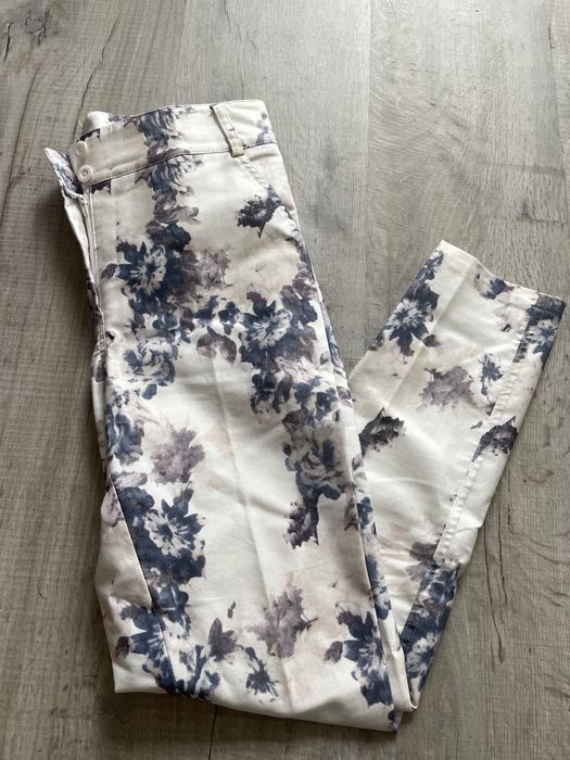 Białe eleganckie spodnie rurki obcisłe w kwiaty z kantem