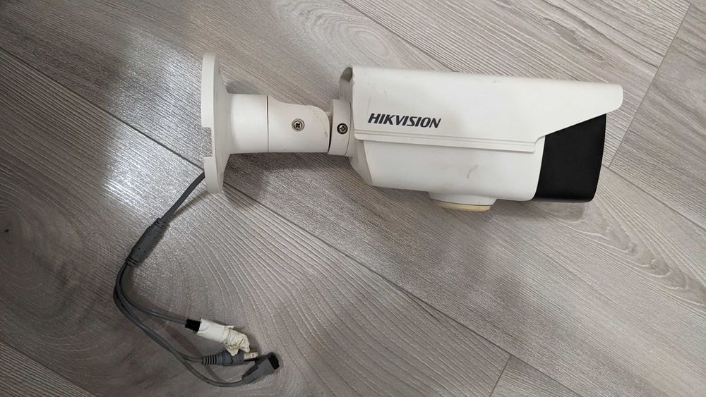 Biała Używana Kamera Analogowa Monitoring Hikvision HD WDR 2Mpx 5-50mm