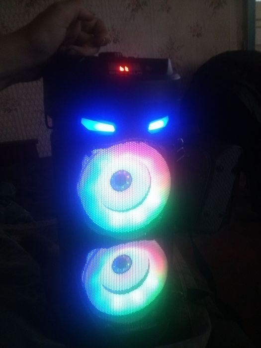 Блютуз колонка в робочому стане