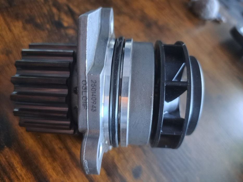 Pompa wody z uszczelką OE 03L121011P