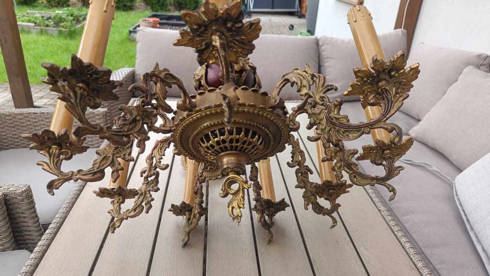 Żyrandol mosiężny 9-cio ramienny.