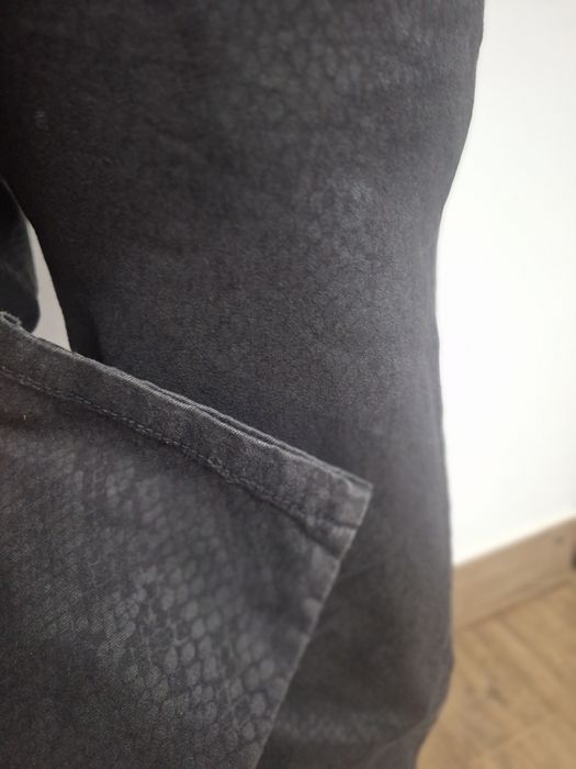 Spodnie materiałowe, wzór zwierzęcy, prosta nogawka, szare 38