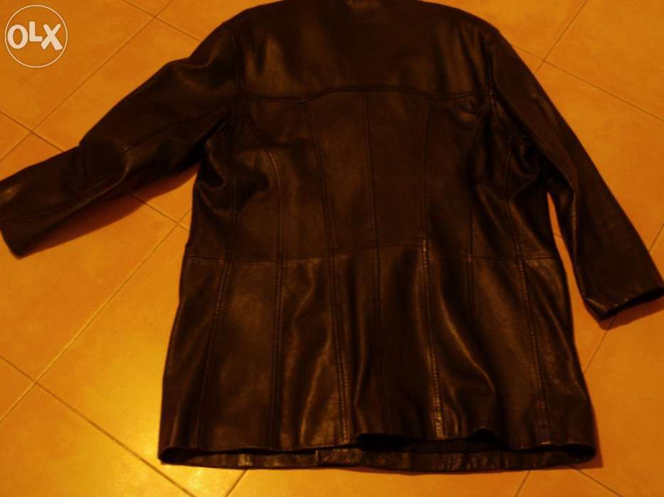 Casaco em pele preta