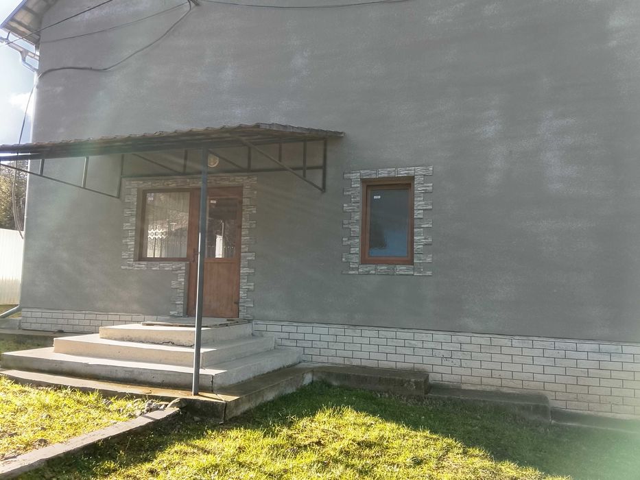 Житловий будинок з вбудованими приміщеннями комерційного призначення