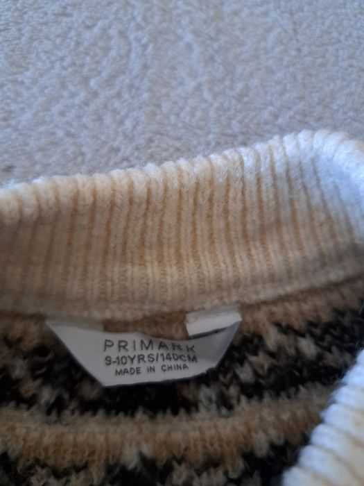 piękny dziewczęcy zapinany sweter
