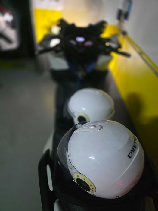 HONDA FORZA 125 - Inclui 2 Blusões, 2 Capacetes, Carregador, Luvas, Capa, Auriculares.. etc