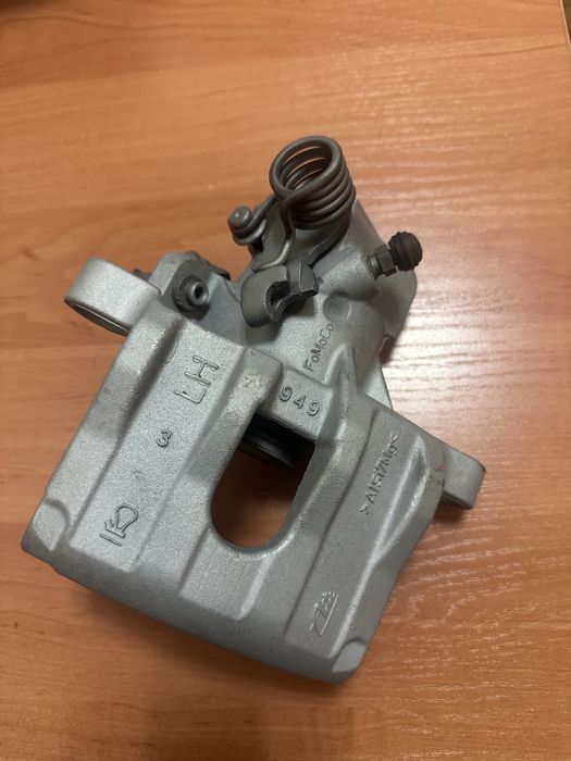 Задний левый суппорт Mazda 3bk