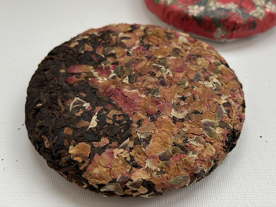 Китайський чай Шу Пуер з трояндою 100 грам чудово бадьорить