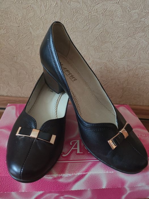 Жіночі шкіряні чорні туфлі Marihi 41 р