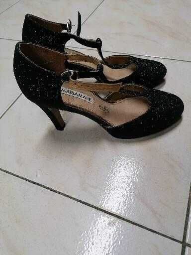 Sapatos brilhantes para festas