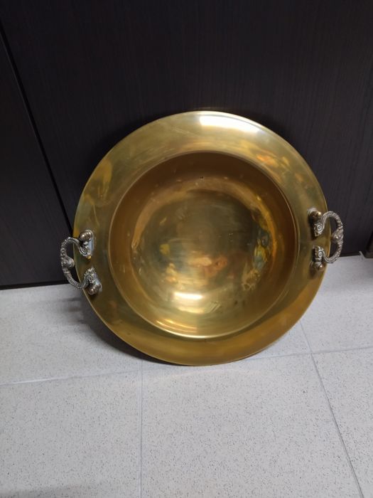 Braseira antiga com asas