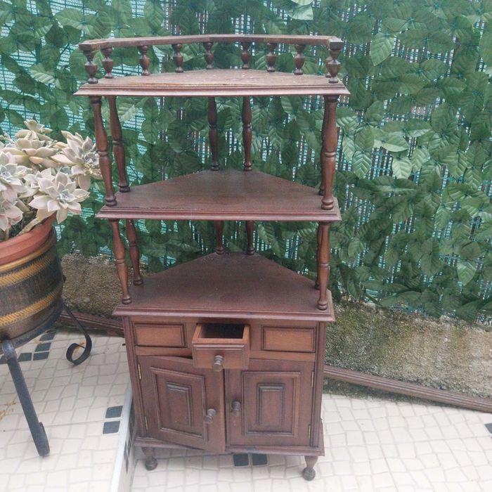 Vendo camas casal, carpetes, outros artigos para desocupar