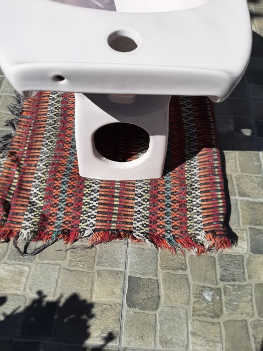 Dois bidés de cor rosa