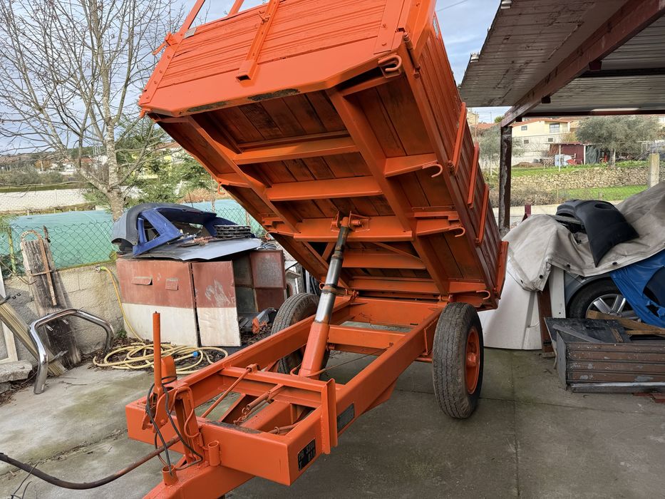 Reboque agricula basculante