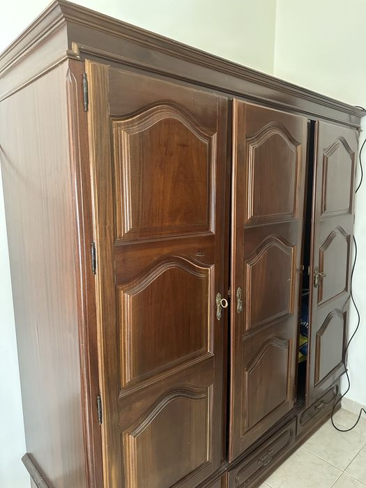 Roupeiro antigo usado