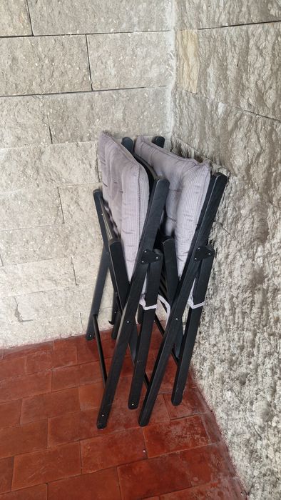 Cadeiras  dobráveis.