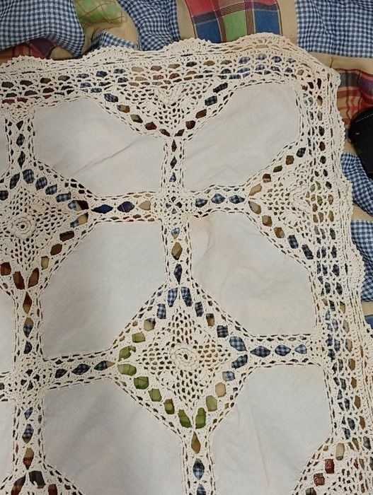 Pequena Toalha de Mesa em Renda feita a mão