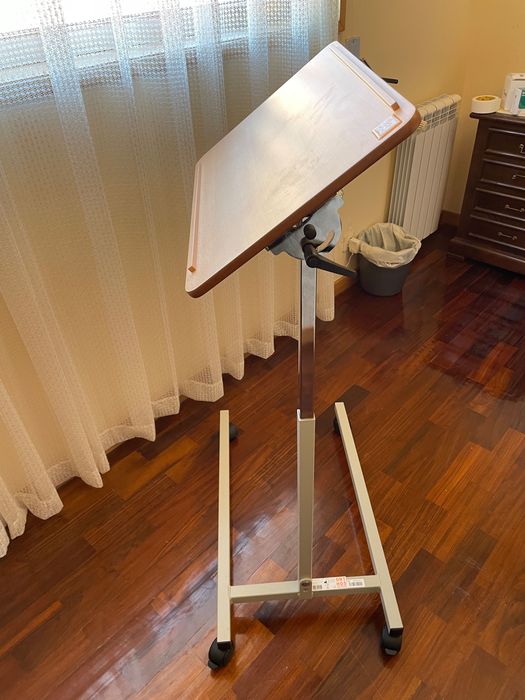 Mesa hospitalar de refeição articulada para leito