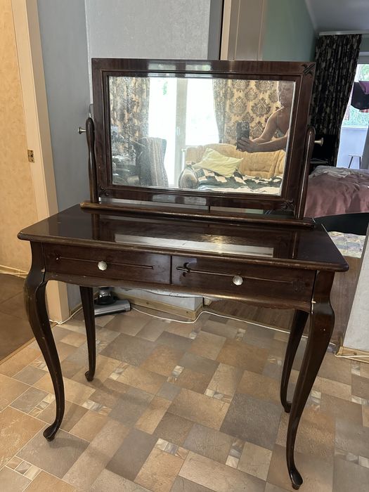 Продам туалетный дамский столик с зеркалом Румыния 1960 года