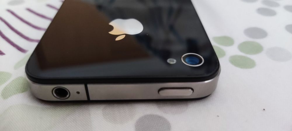 iPhone 4 in excellent condition64298013286401121