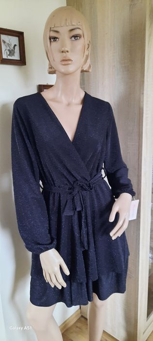 Koktajlowa sukienka z kopertowym dekoltem mini z falbankami