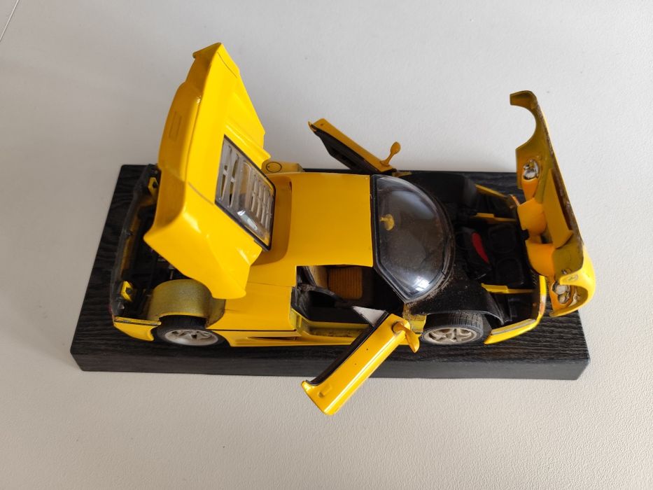 Carro de coleção Ferrari F 50 escala 1/18