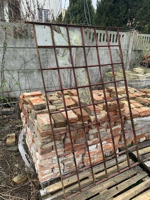 Stare okna metalowe z 100 letniego budynku - 2 sztuki