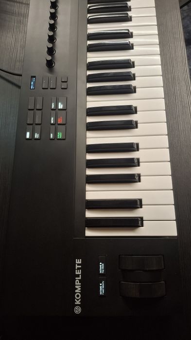 Komplete Kontrol A61 Keyboard – Like New64738614195202122