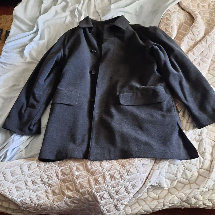 Sobretudo novo de cor cinza