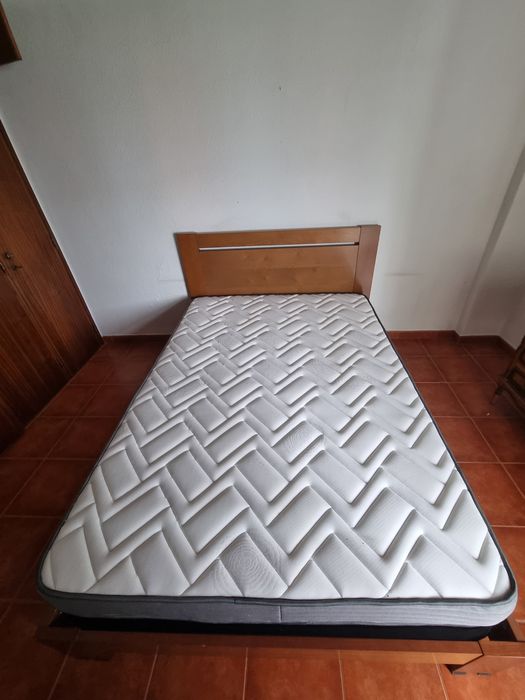 Cama de casal em madeira + colchão