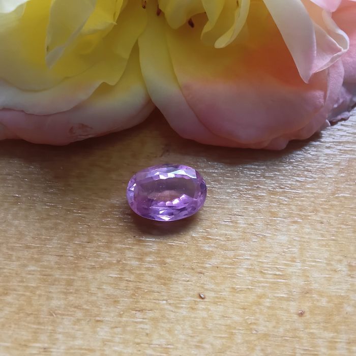 kunzite cor-de-rosa em corte oval — 7.05 ct