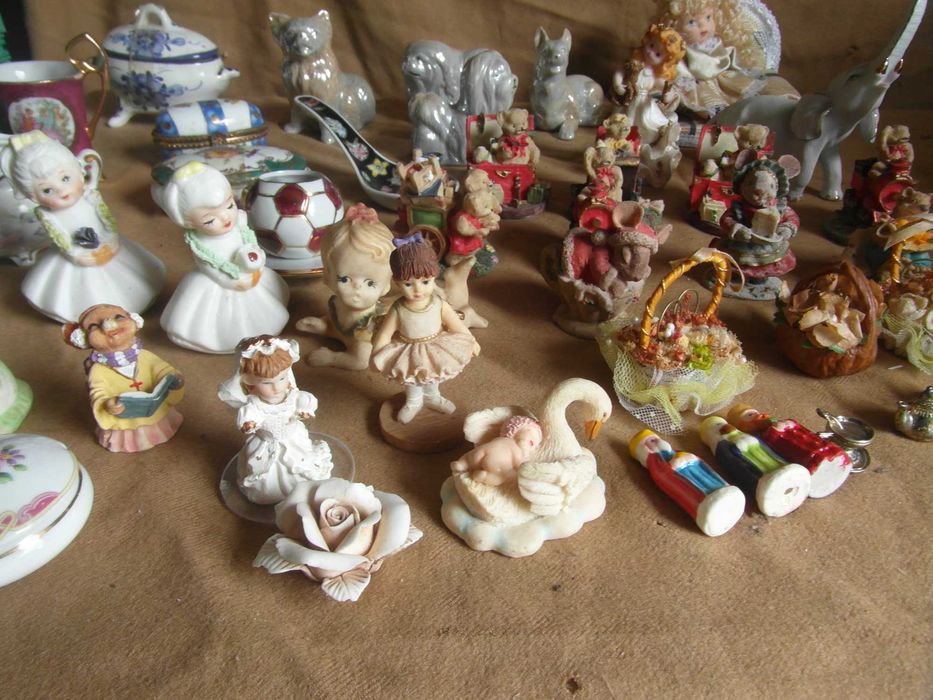 45 Bonecos de louça e estanho