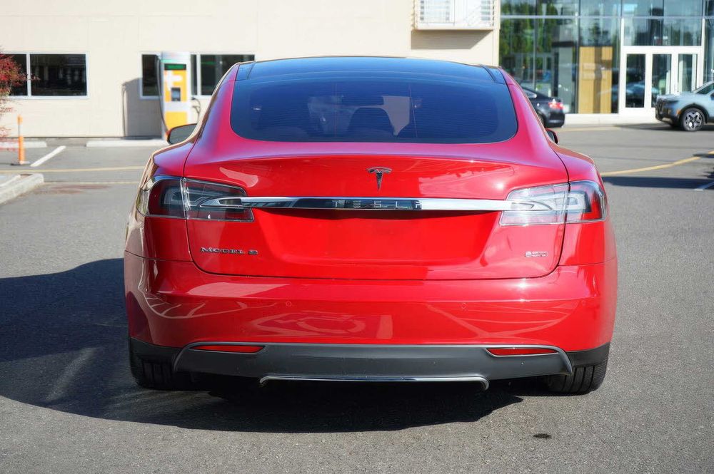 Tesla Model S P85D      2015