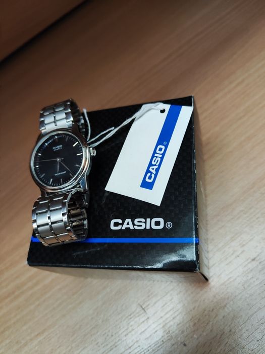 Zegarek casio srebrny