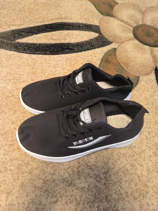 Кросівки чоловічі