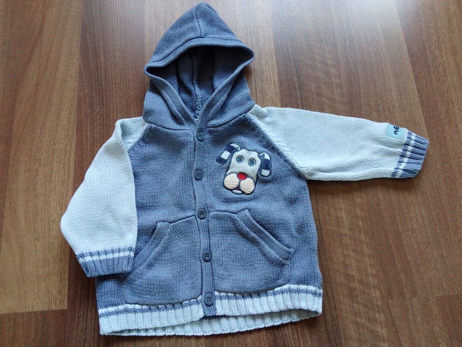 Sweter zapinany na guziki, r. 68, z kapturem.