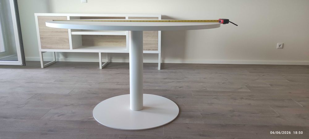 Mesa redonda branca com 130 cm diâmetro